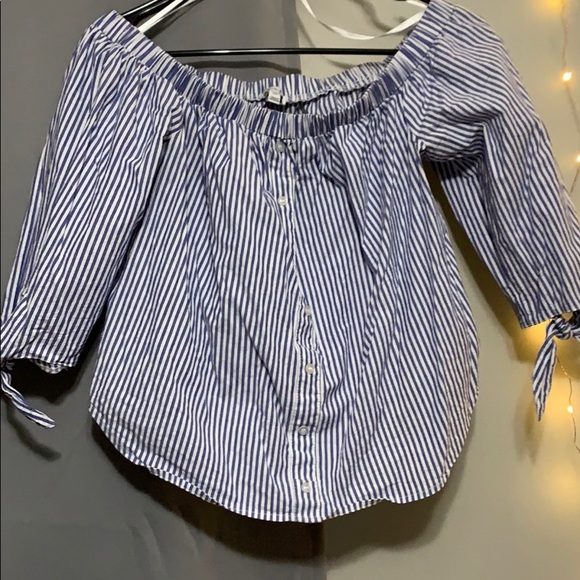 Cute off the shoulder shirt - Picture 1 of 3